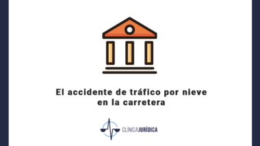 El accidente de tráfico por nieve en la carretera